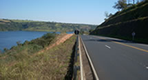 Rodovia a beira da Represa